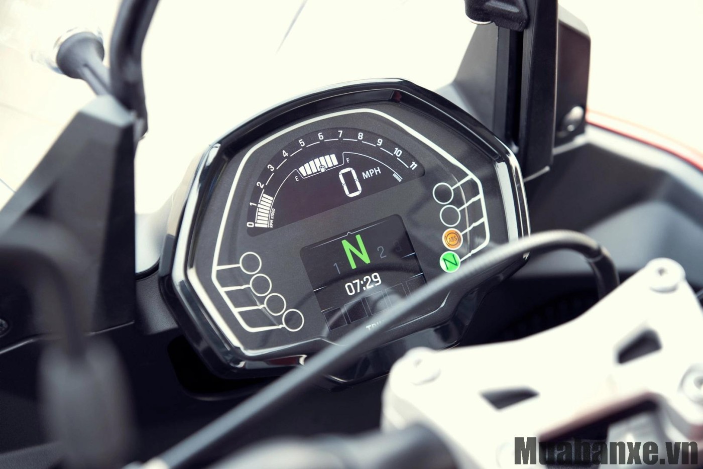 dong ho tren xe triumph tiger sport 660