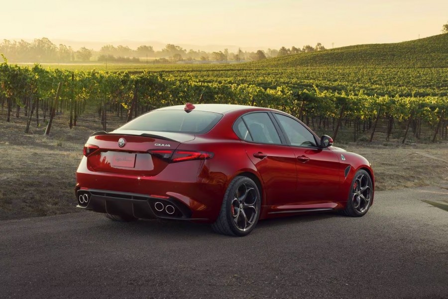 Thiết kế đuôi xe alfa romeo giulia 