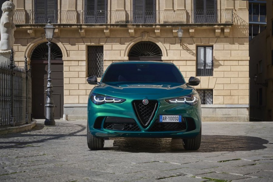 Thiết kế đầu xe alfa romeo stelvio quadrifoglio 