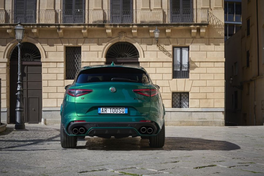 Thiết kế đuôi xe alfa romeo stelvio quadrifoglio 