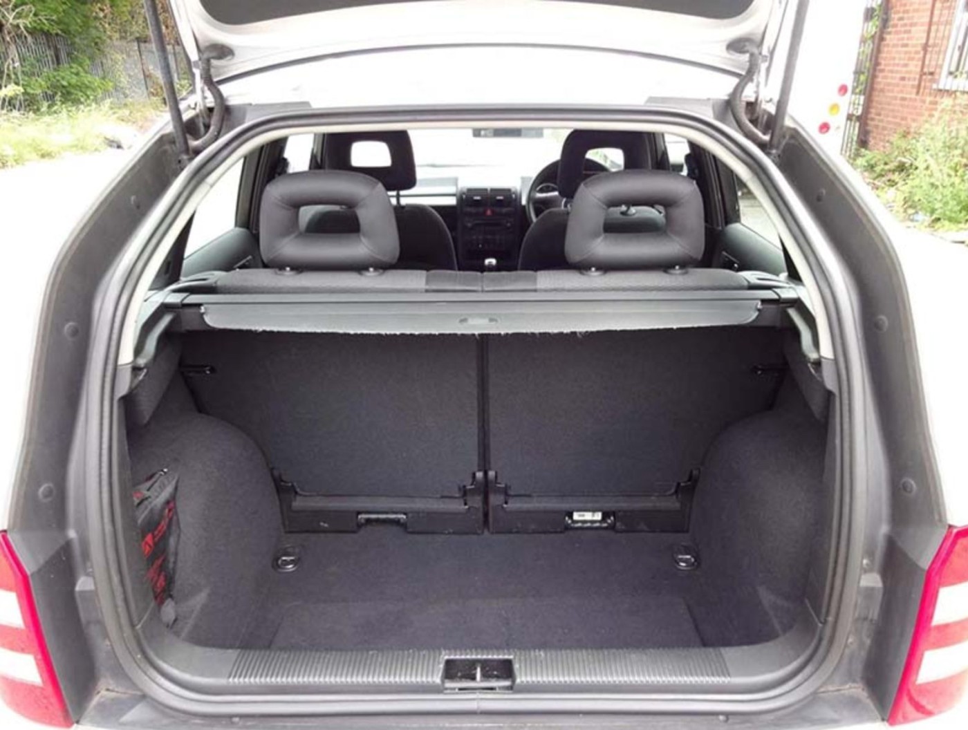 khoang hanh li cua xe audi a2