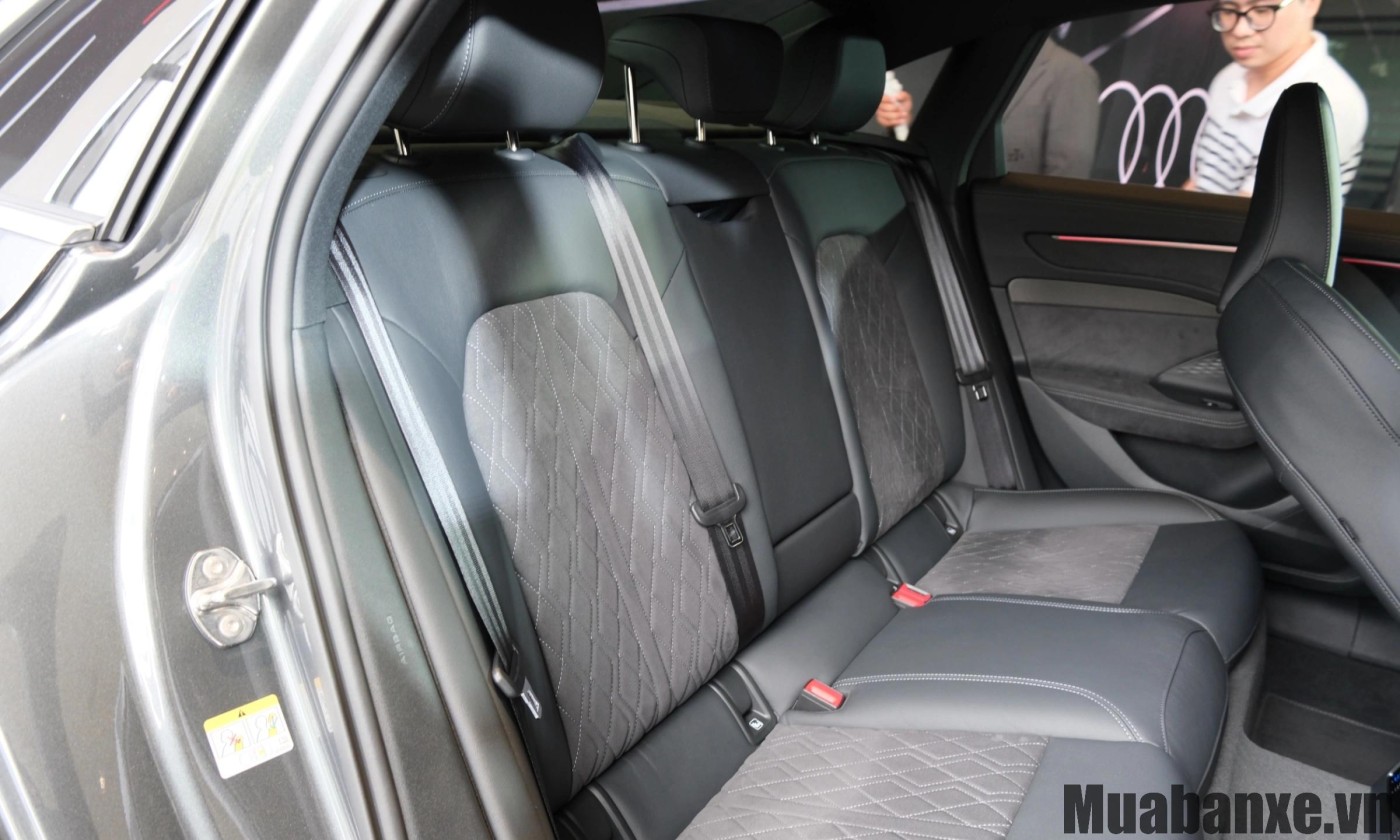 hang ghe sau tren xe audi a6