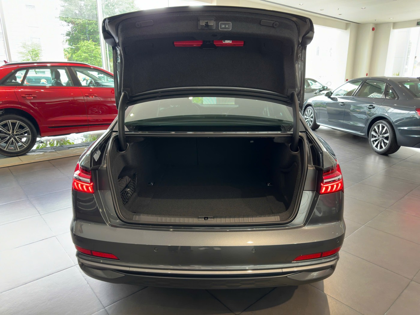 khoang hanh li xe audi a6 tinbanxe vn