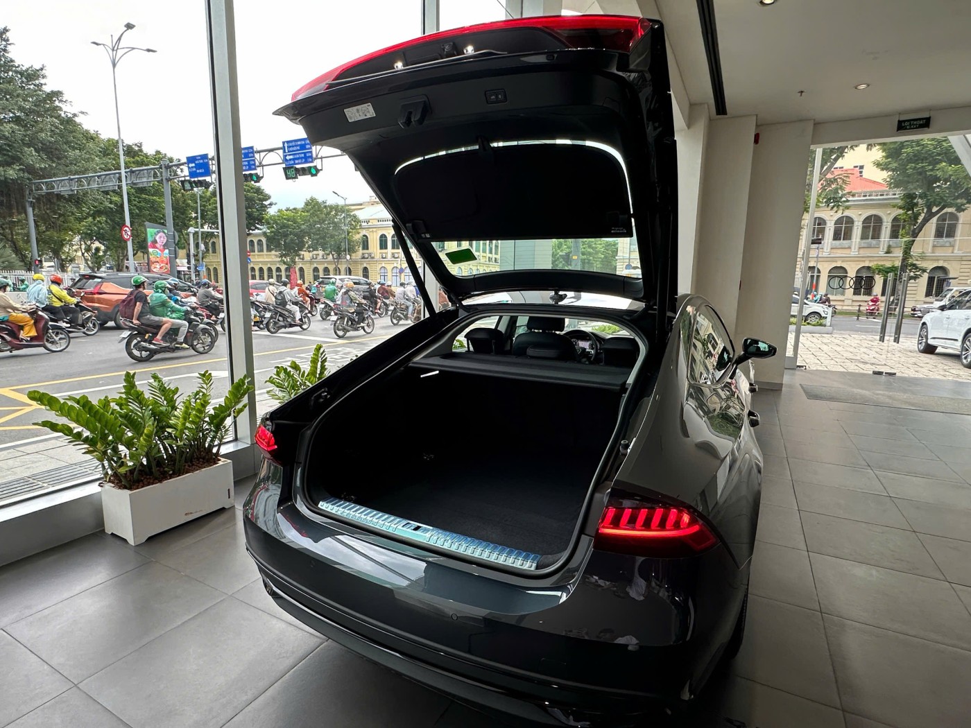 khoang hanh li audi a7 1 tinbanxe vn