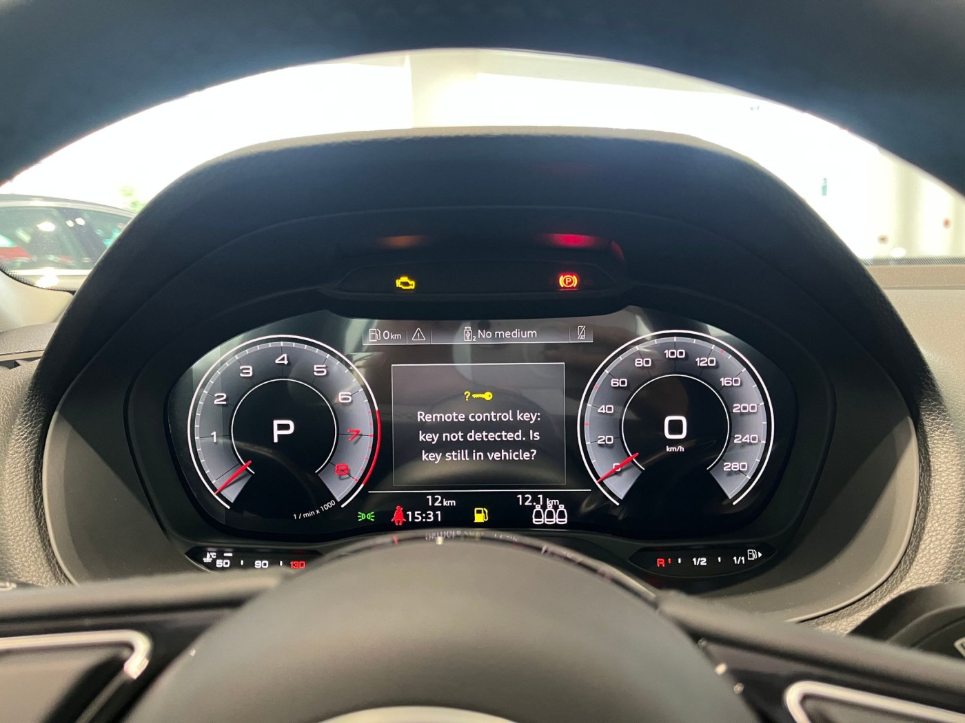 dong ho dien tu cua xe audi q2 1 tinbanxe vn