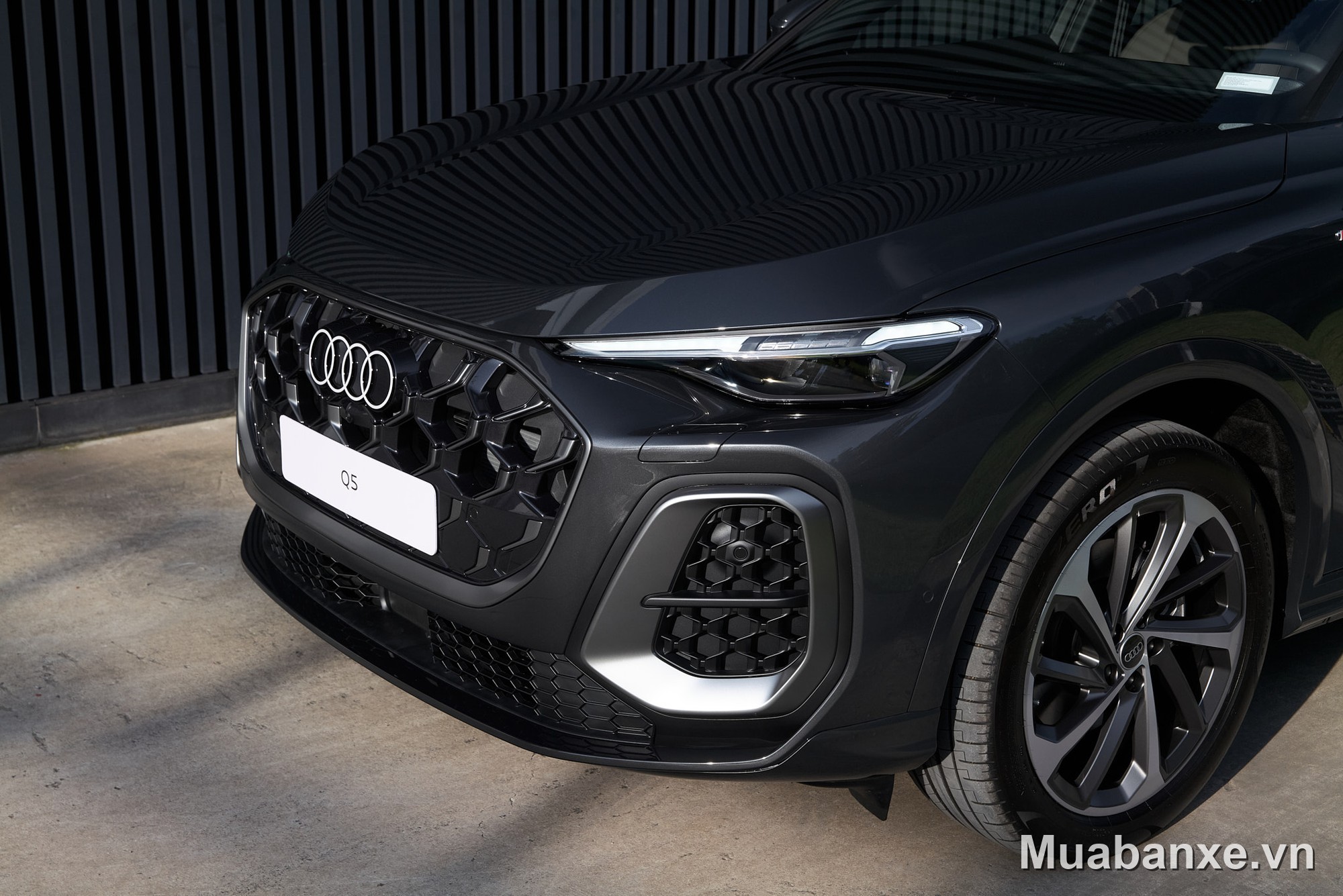 Audi Q5 2026 đầu xe màu đen