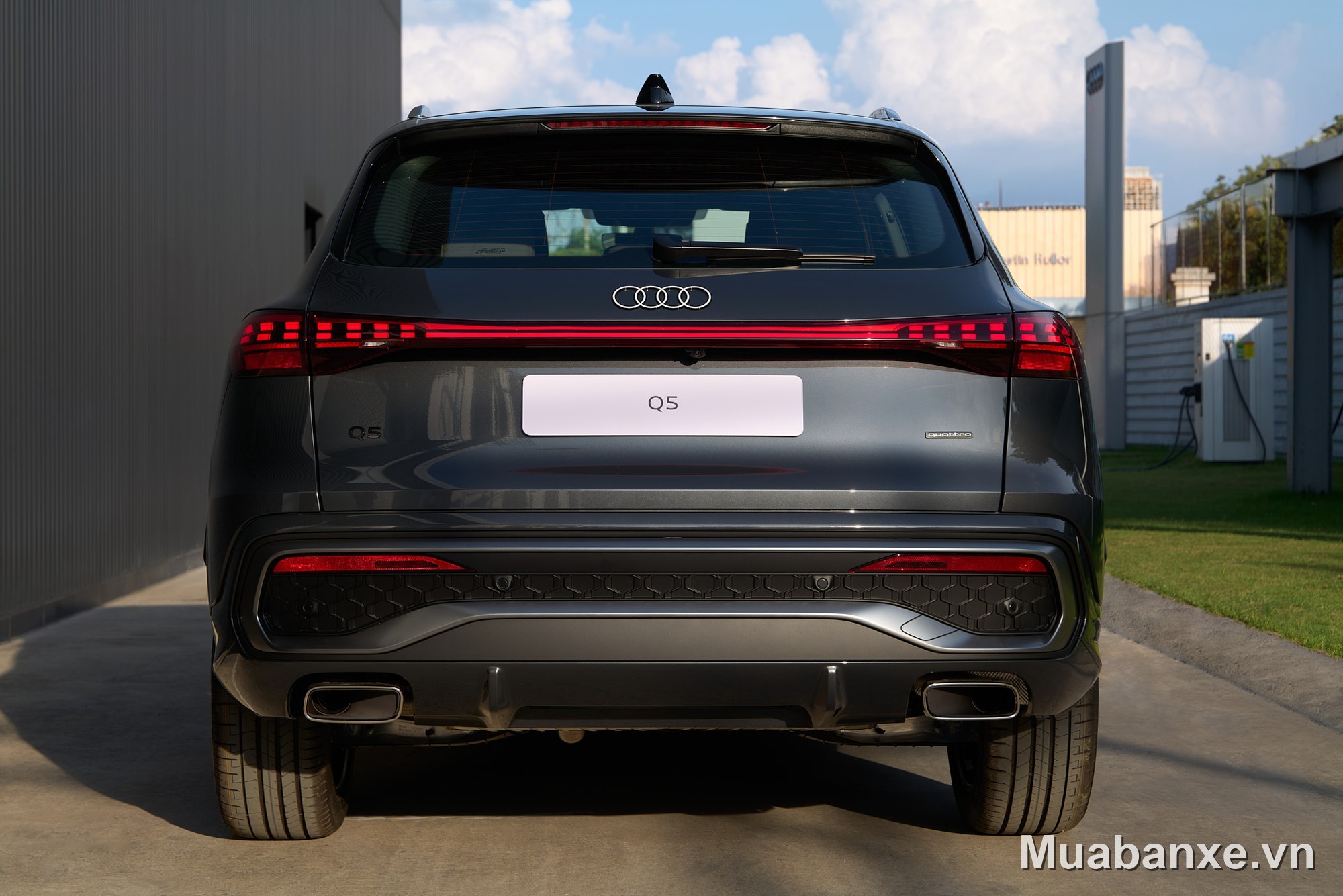 Audi Q5 2026 nhìn từ phía sau, màu xám