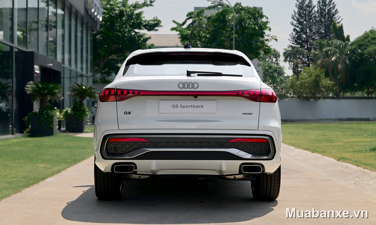 Audi Q5 2026 - đuôi xe nhìn sau, màu trắng