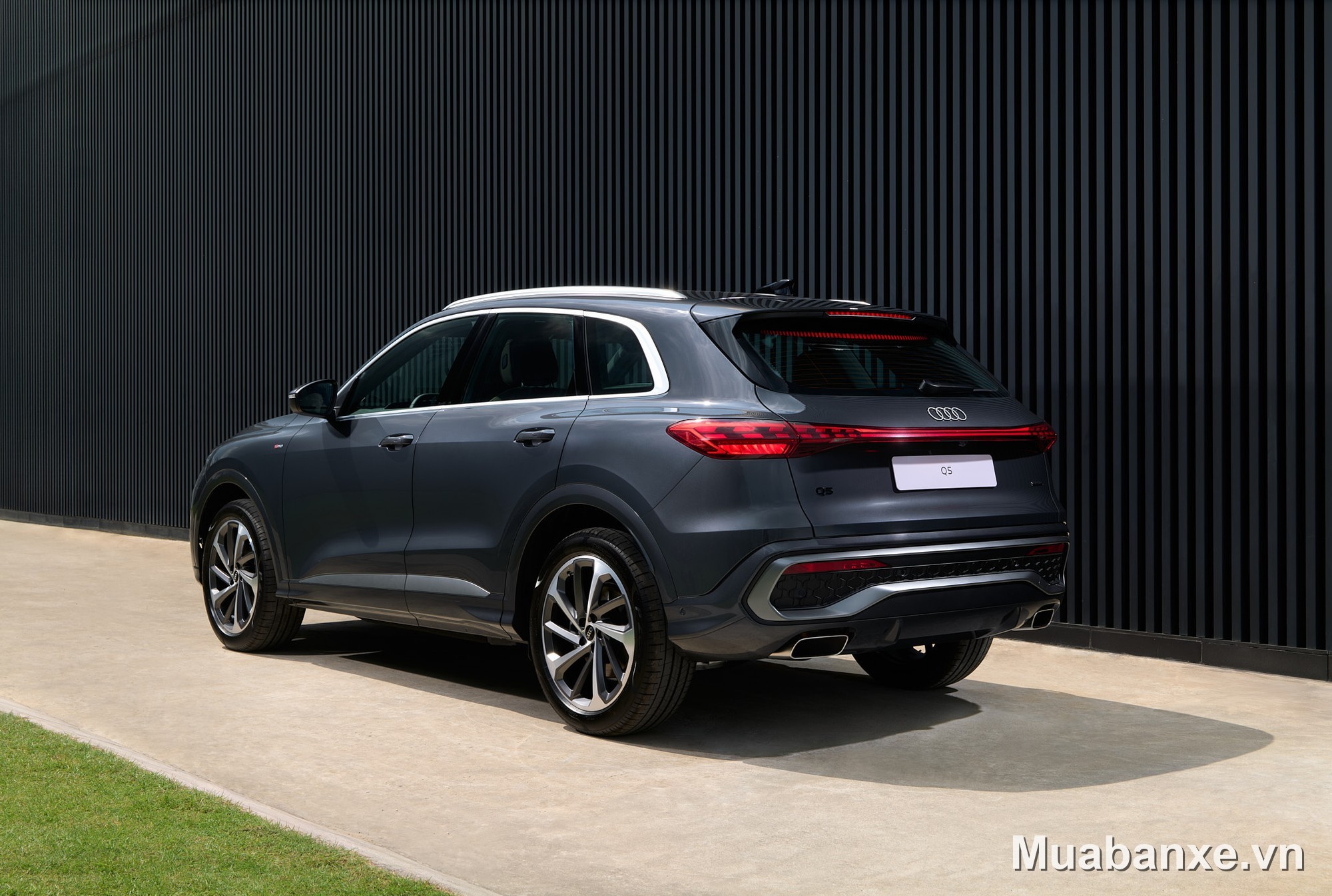 Audi Q5 2026 màu xám nhìn từ phía sau