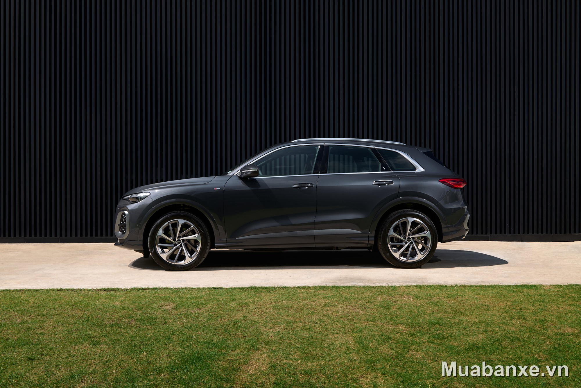 Audi Q5 2026 nhìn từ bên hông, màu xám sang trọng