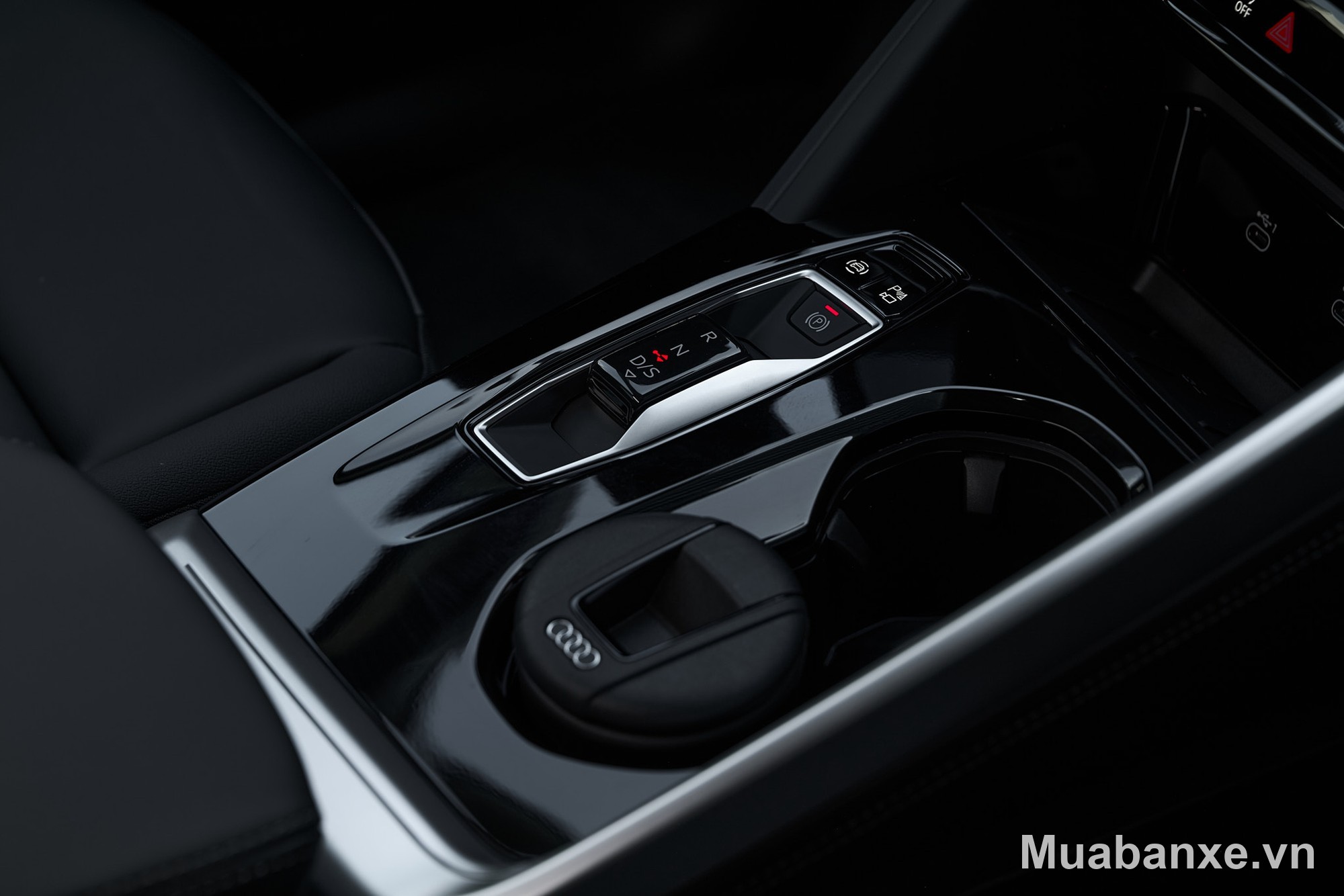 Audi Q5 2026 cần số và bệ trung tâm