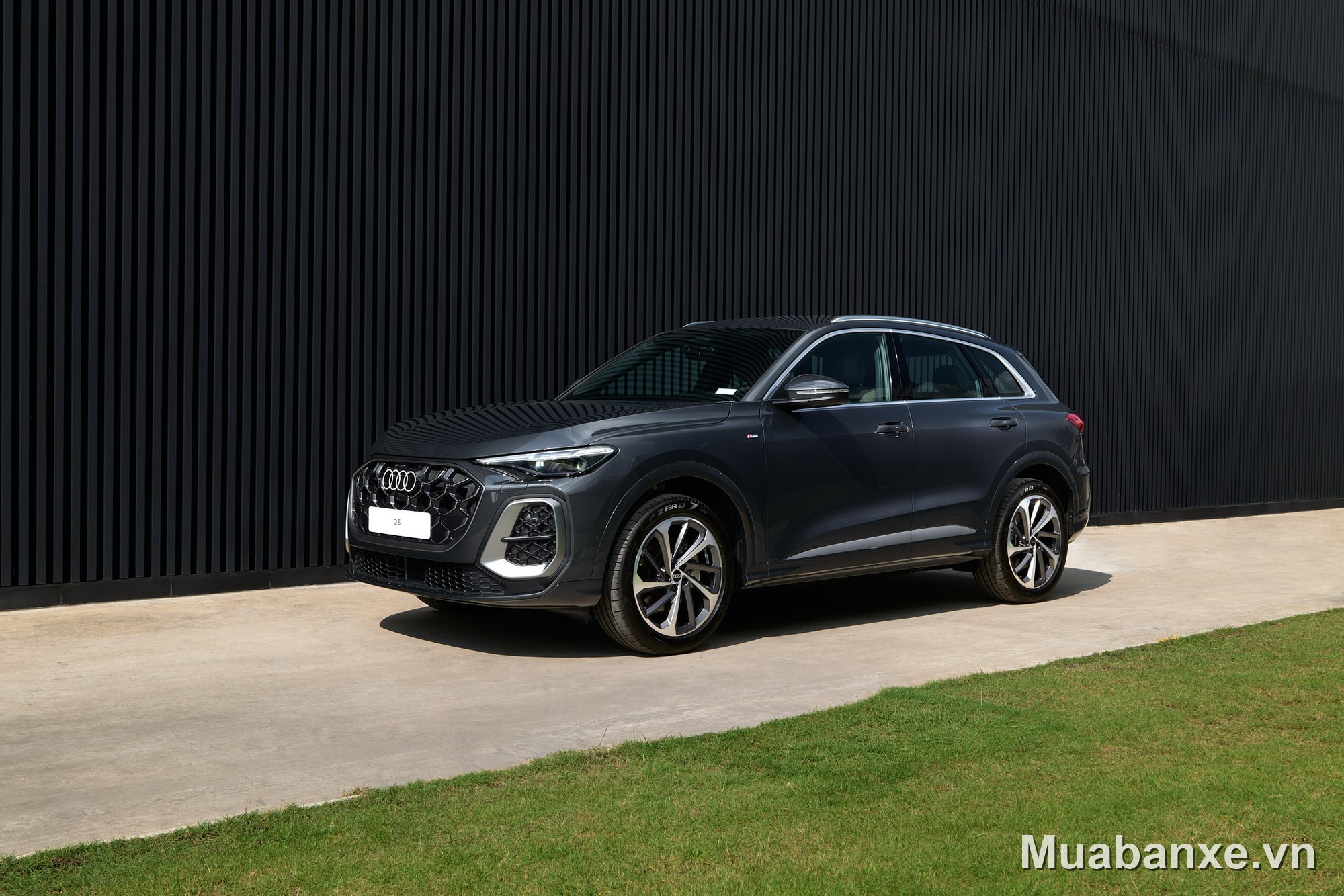 Audi Q5 2026 màu đen góc 3/4 trước (góc khác)