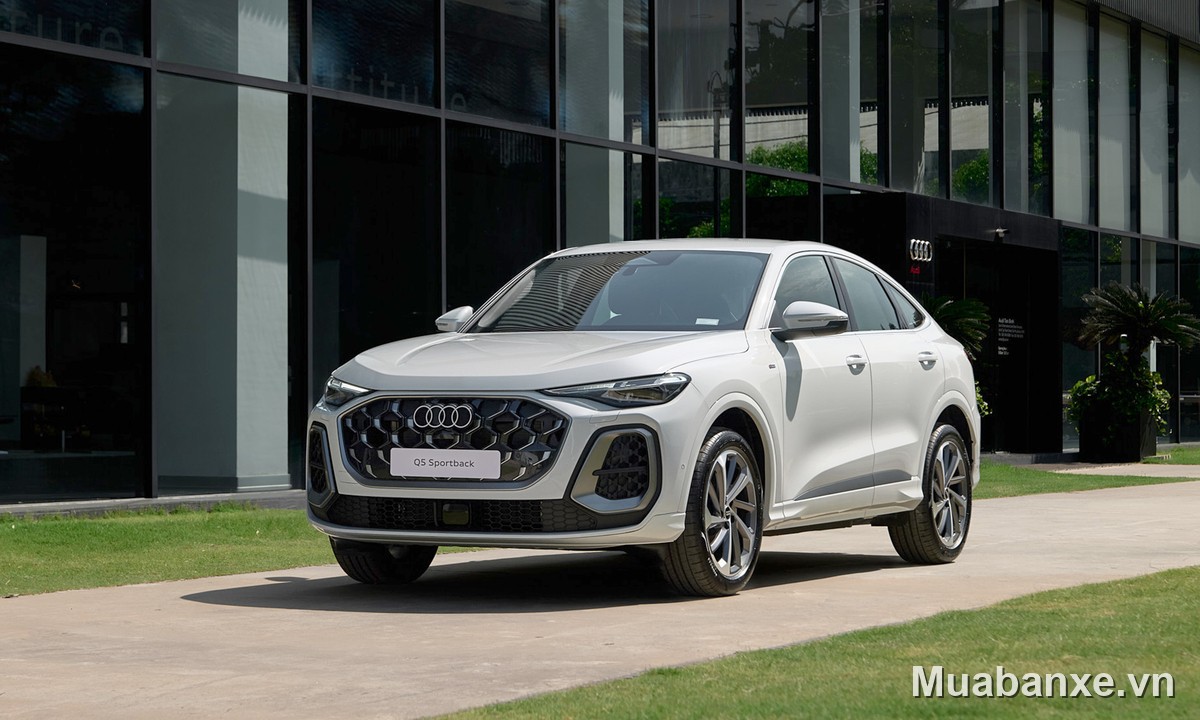 Audi Q5 2026 màu trắng góc 3/4 trước, thiết kế hiện đại và thể thao.
