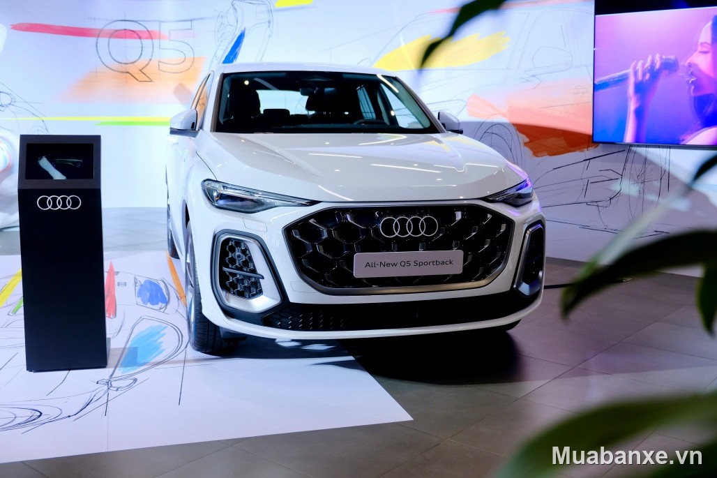 Audi Q5 2026 màu trắng góc 3/4 trước