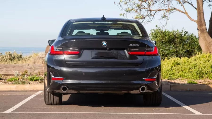 Thiết kế đuôi xe bmw 330i 
