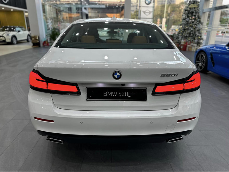 Thiết kế đuôi xe bmw 520i 