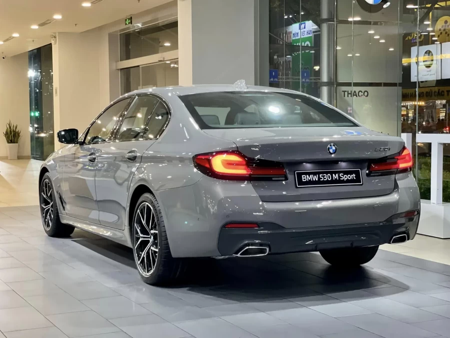 Thiết kế đuôi xe bmw 530i 