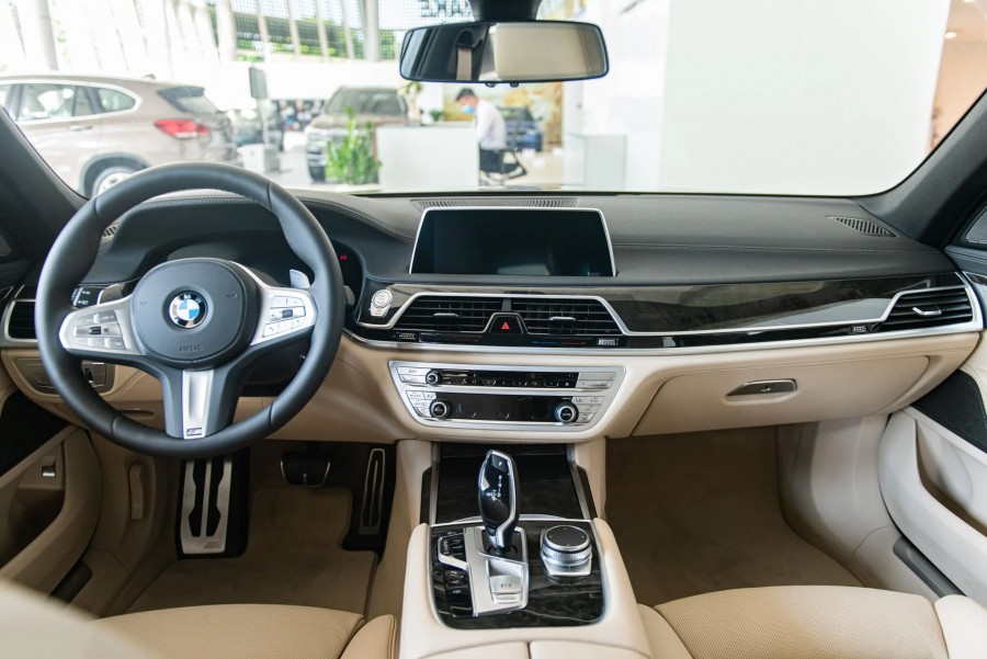 Thiết kế vô lăng và táp lô bmw 730li 