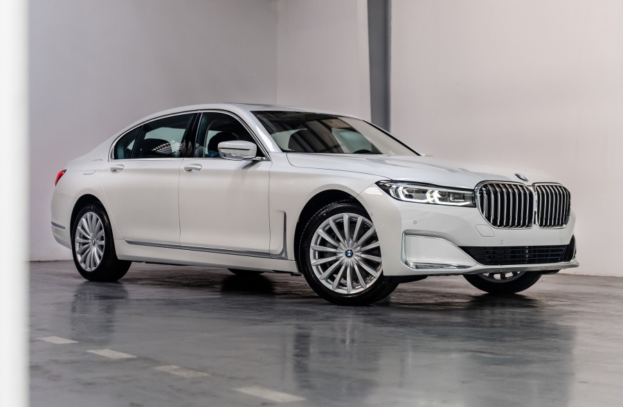 So sánh xe bmw 740li 