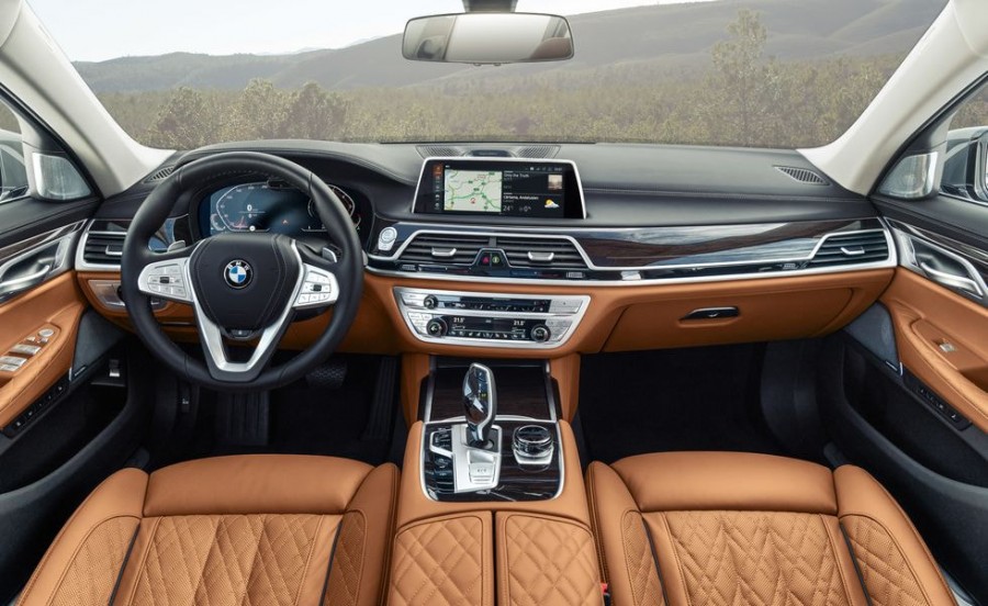 Thiết kế vô lăng và táp lô bmw 750li 