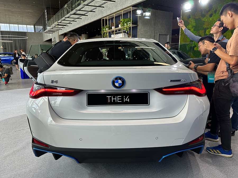 duoi xe bmw i4 tinbanxe