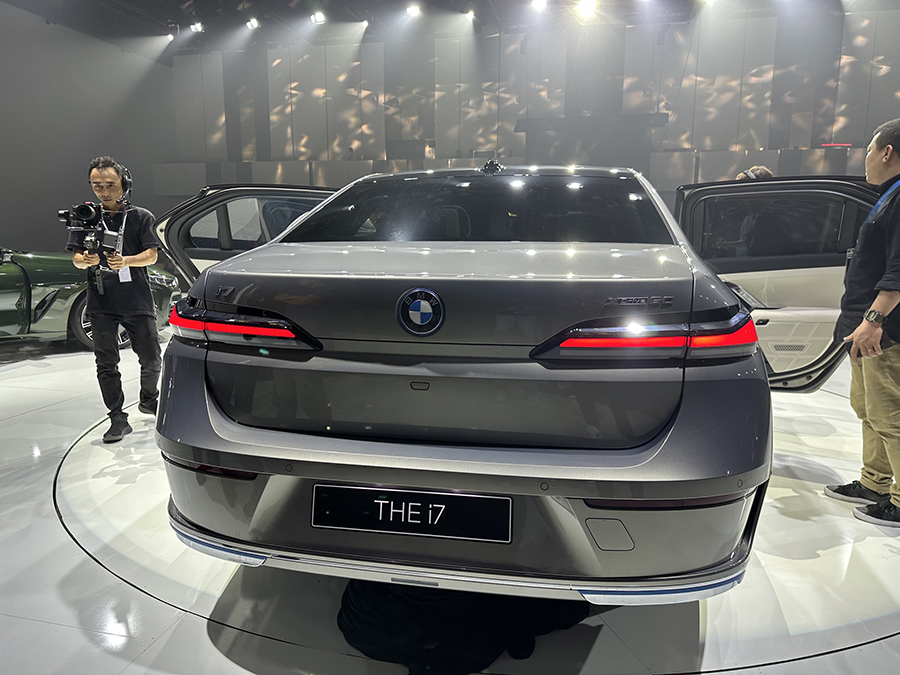 duoi xe bmw i7 tinbanxe