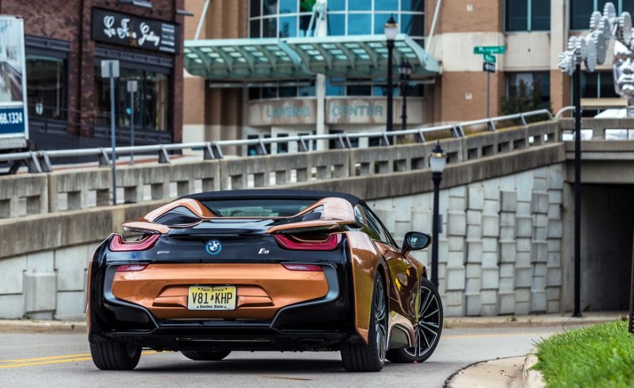 Thiết kế đuôi xe bmw i8 