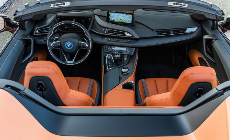 Thiết kế vô lăng và táp lô bmw i8 