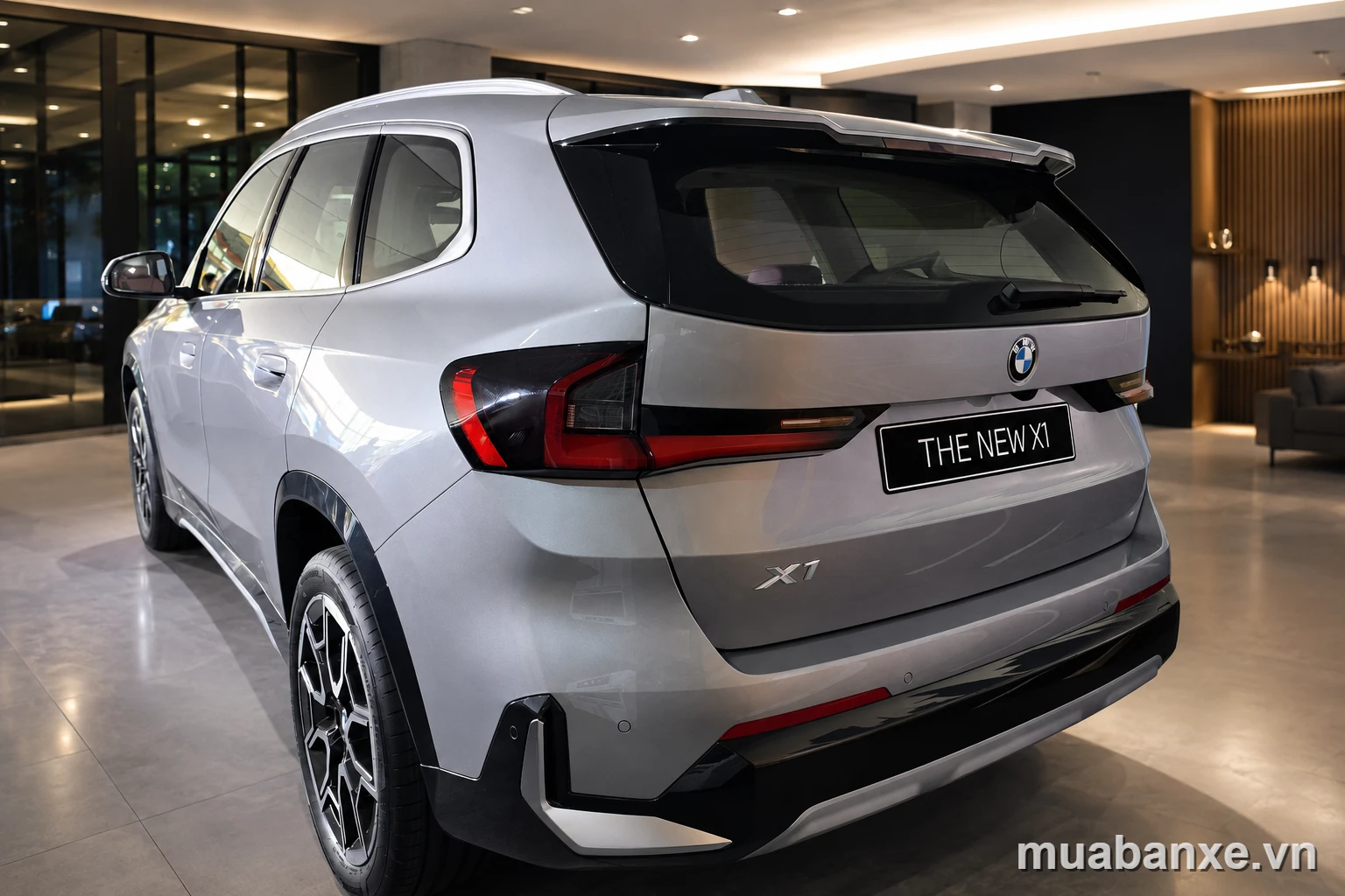 BMW X1 bạc trong showroom cao cấp