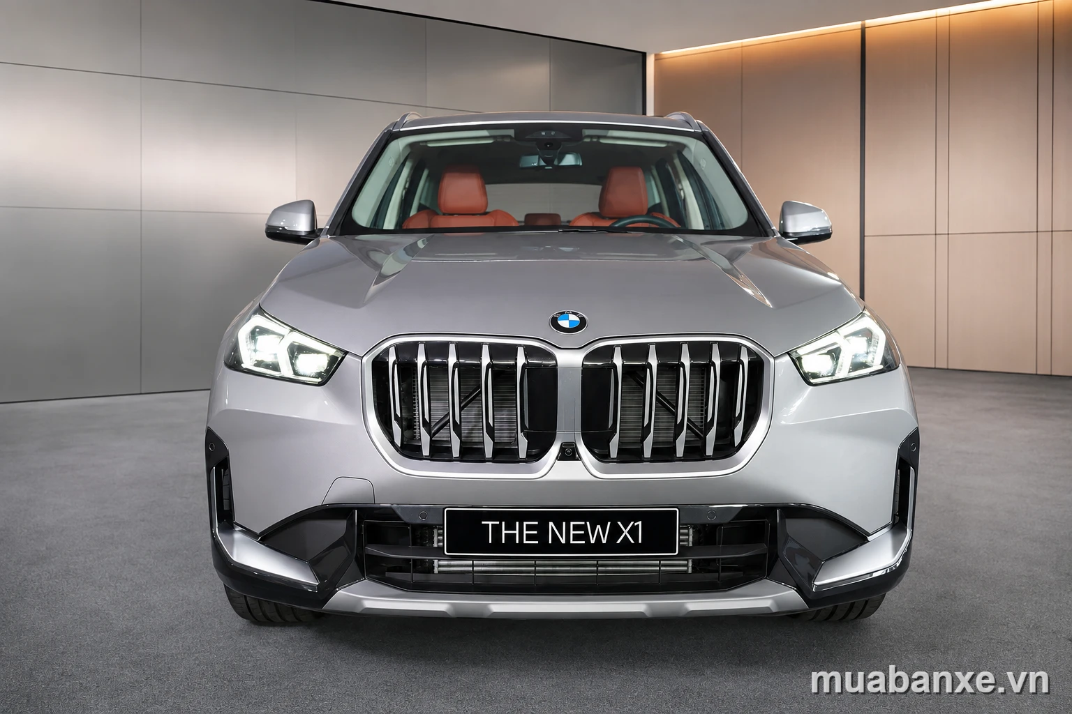 BMW X1 bạc trong showroom hiện đại