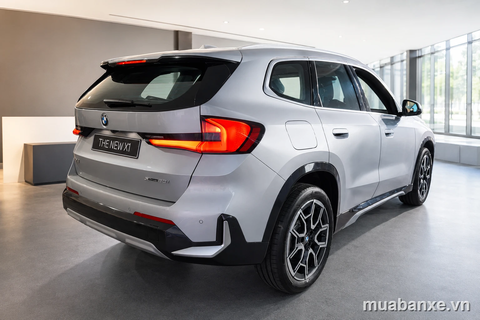 BMW X1 bạc trong showroom sang trọng