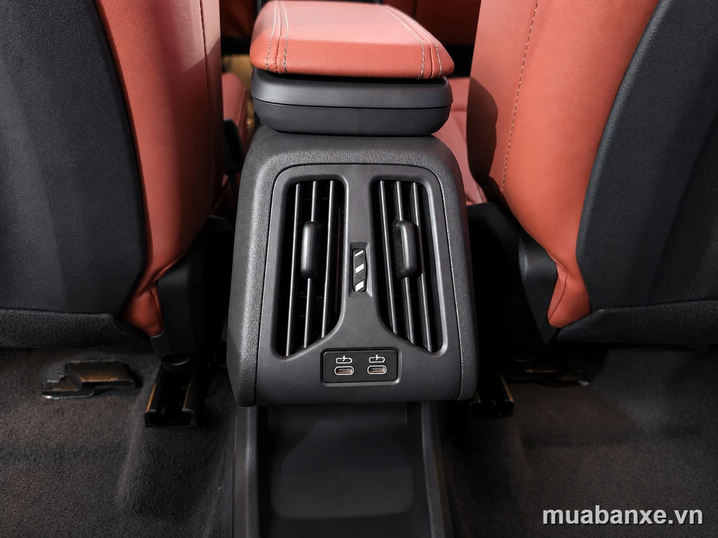 Cận cảnh console sau BMW X1