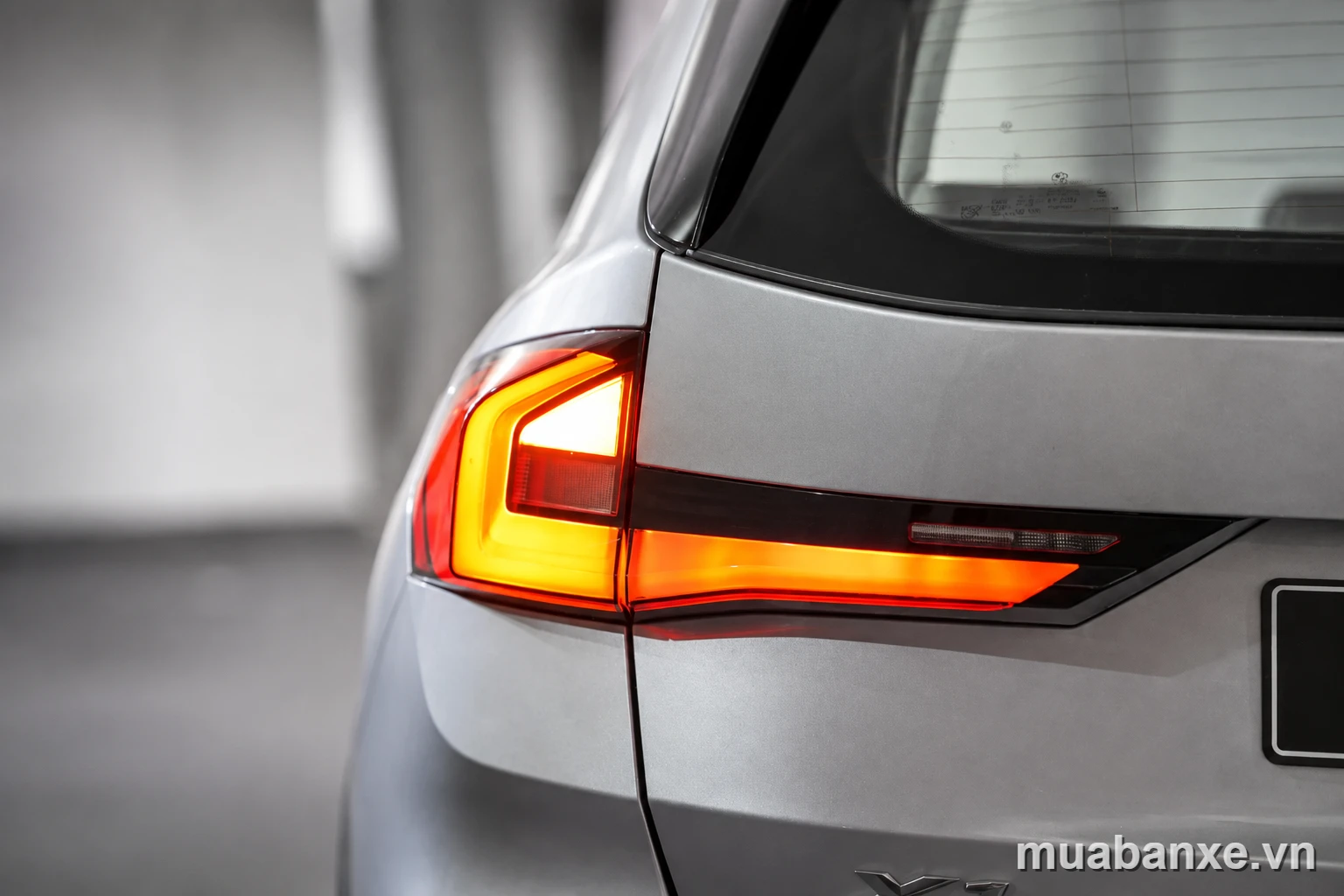 Cận cảnh đèn hậu BMW X1 showroom