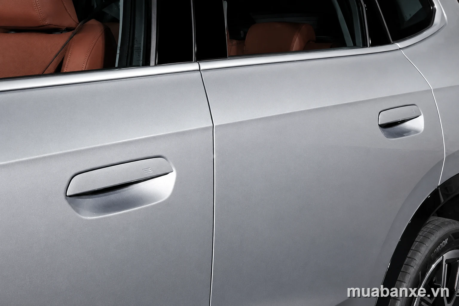 Chi tiết cửa bên BMW X1 bạc