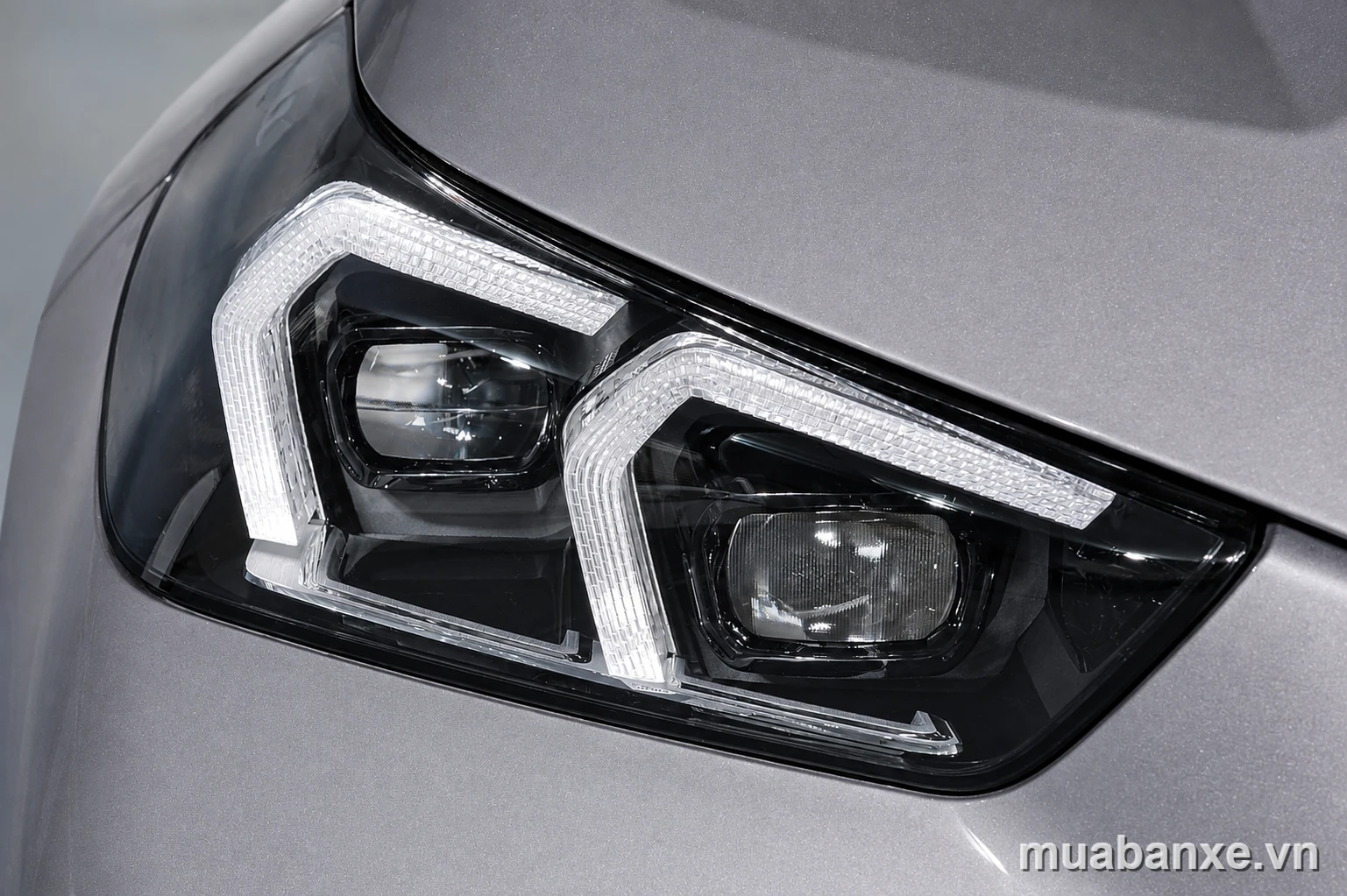 Đèn pha BMW X1 siêu chi tiết