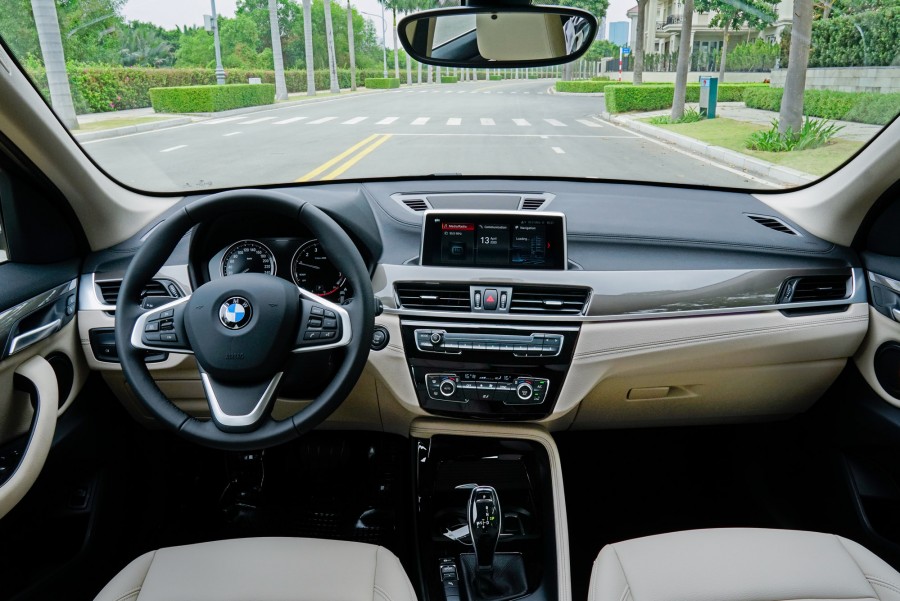 Thiết kế vô lăng và táp lô bmw x1 