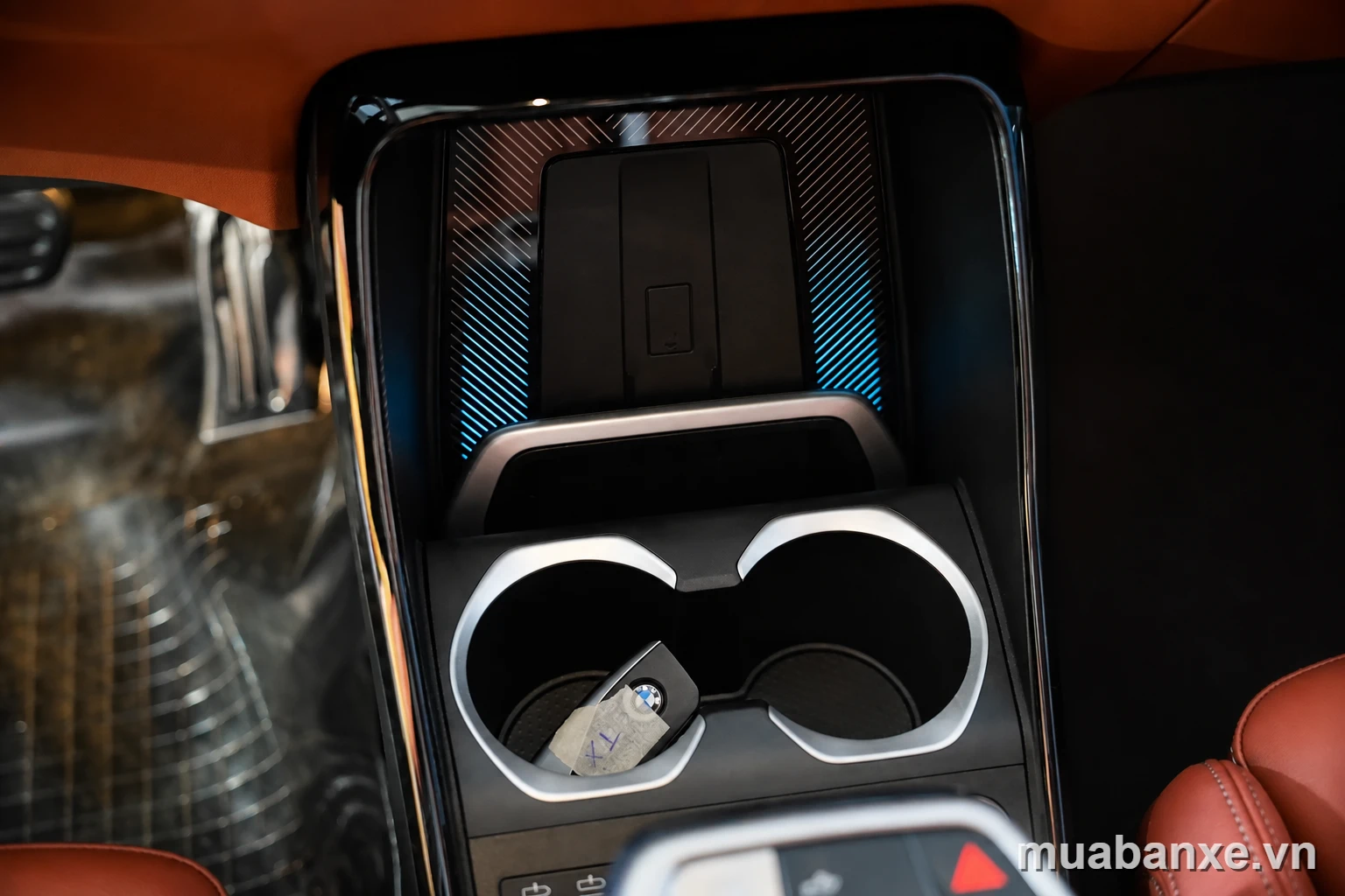 Khu sạc và cốc BMW X1