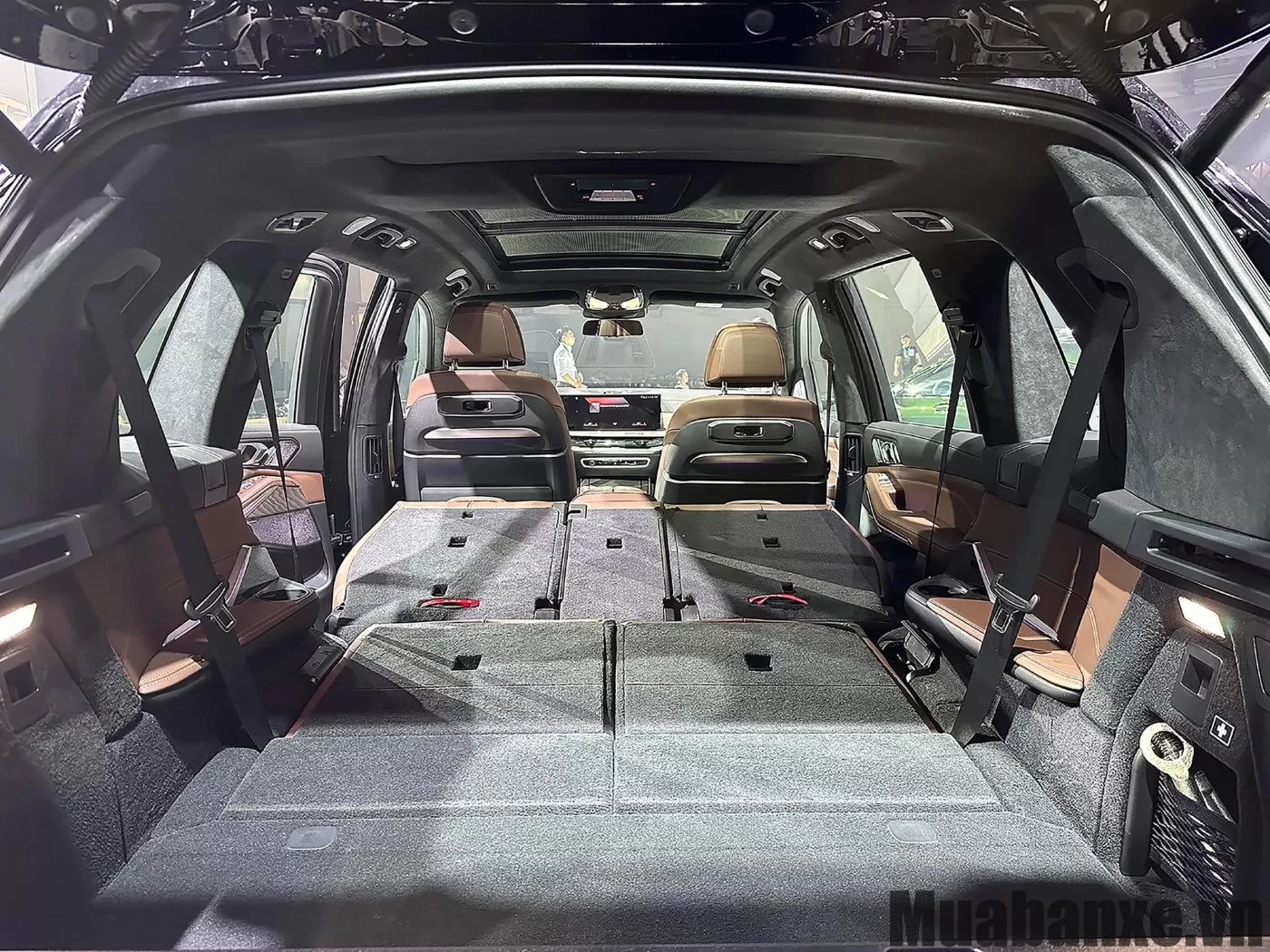 Khoang hành lý BMW X7