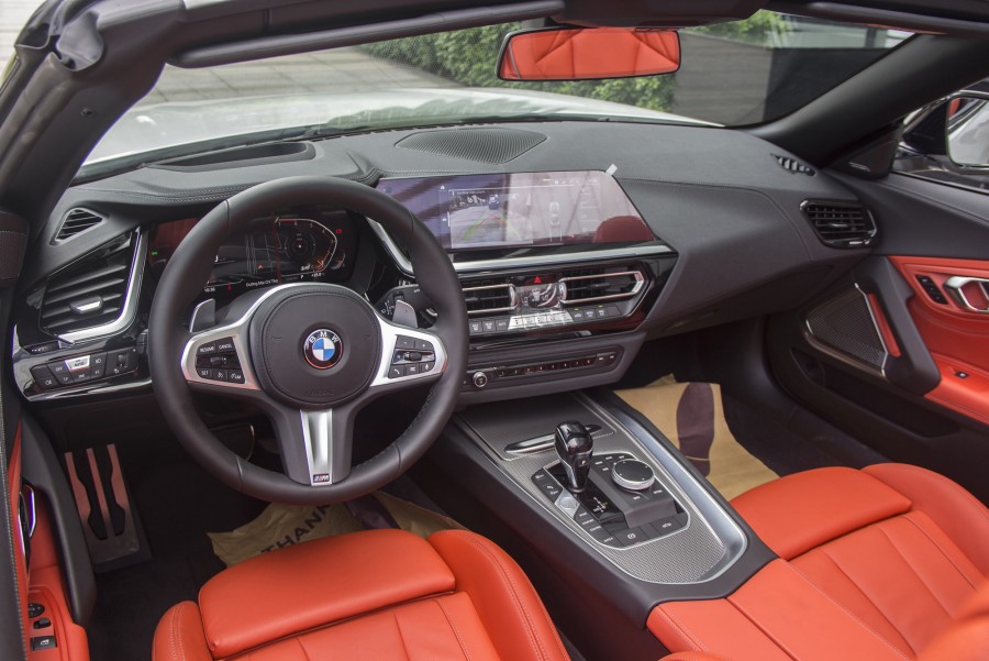 Thiết kế vô lăng và táp lô bmw z4