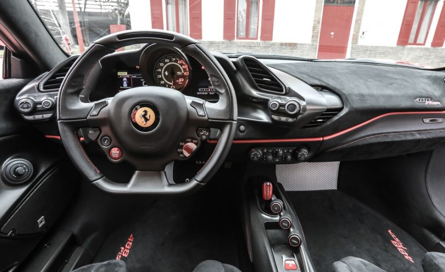 Trang bị tiện nghi giải trí ferrari 488 