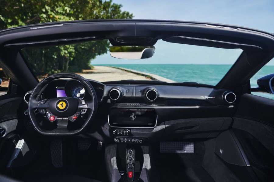 Thiết kế vô lăng và táp lô ferrari portofino 