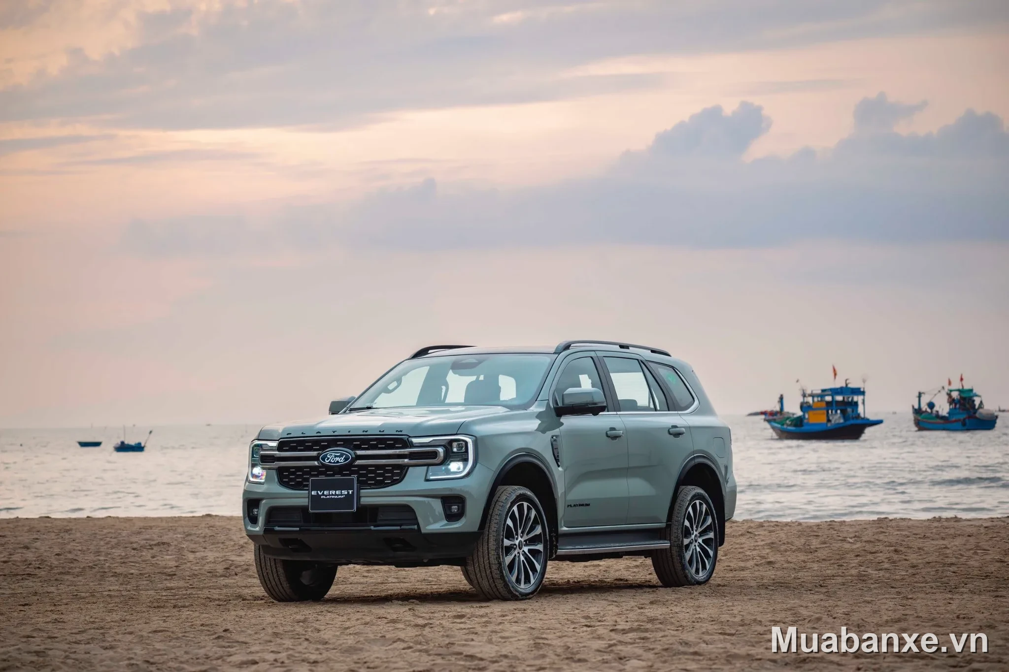 Ford Everest màu xanh 3/4 trước (góc khác) Ford Everest màu xanh 3/4 trước tại bãi biển