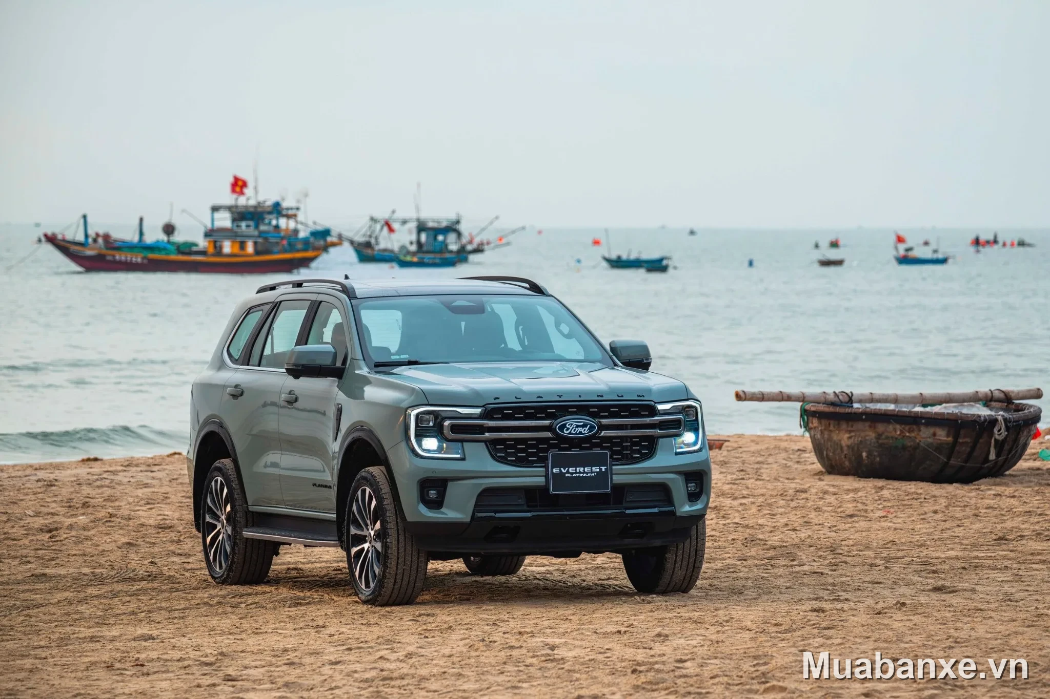 Ford Everest màu xanh dương 3/4 trước Ford Everest màu xanh dương nhìn từ góc 3/4 trước tại bãi biển