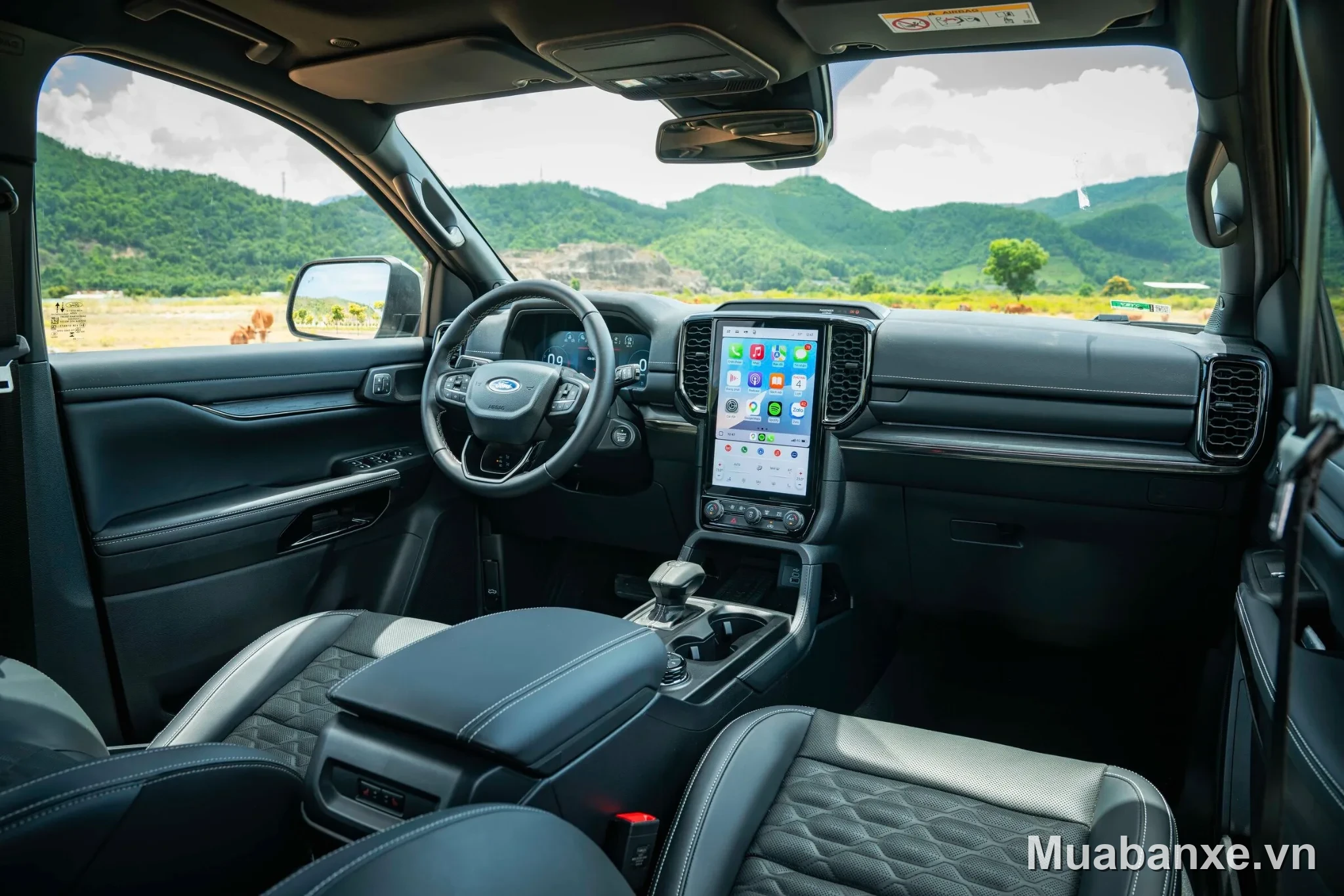 Ford Everest bệ trung tâm Nội thất Ford Everest với bệ trung tâm hiện đại