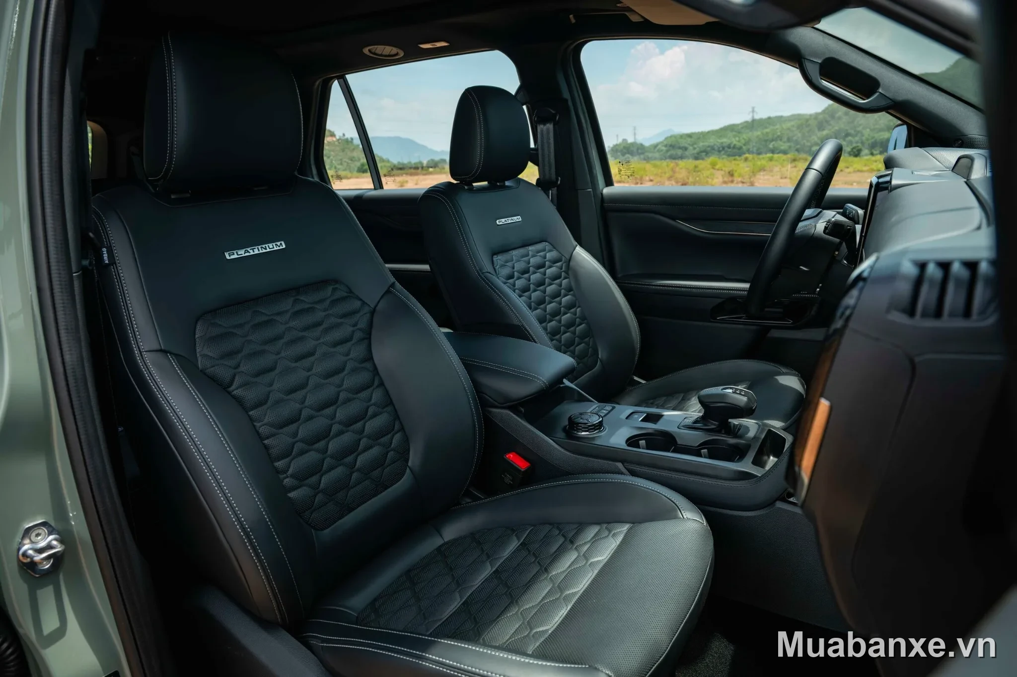 Ford Everest hàng ghế trước (cận cảnh) Ford Everest hàng ghế trước với thiết kế hiện đại và tiện nghi.