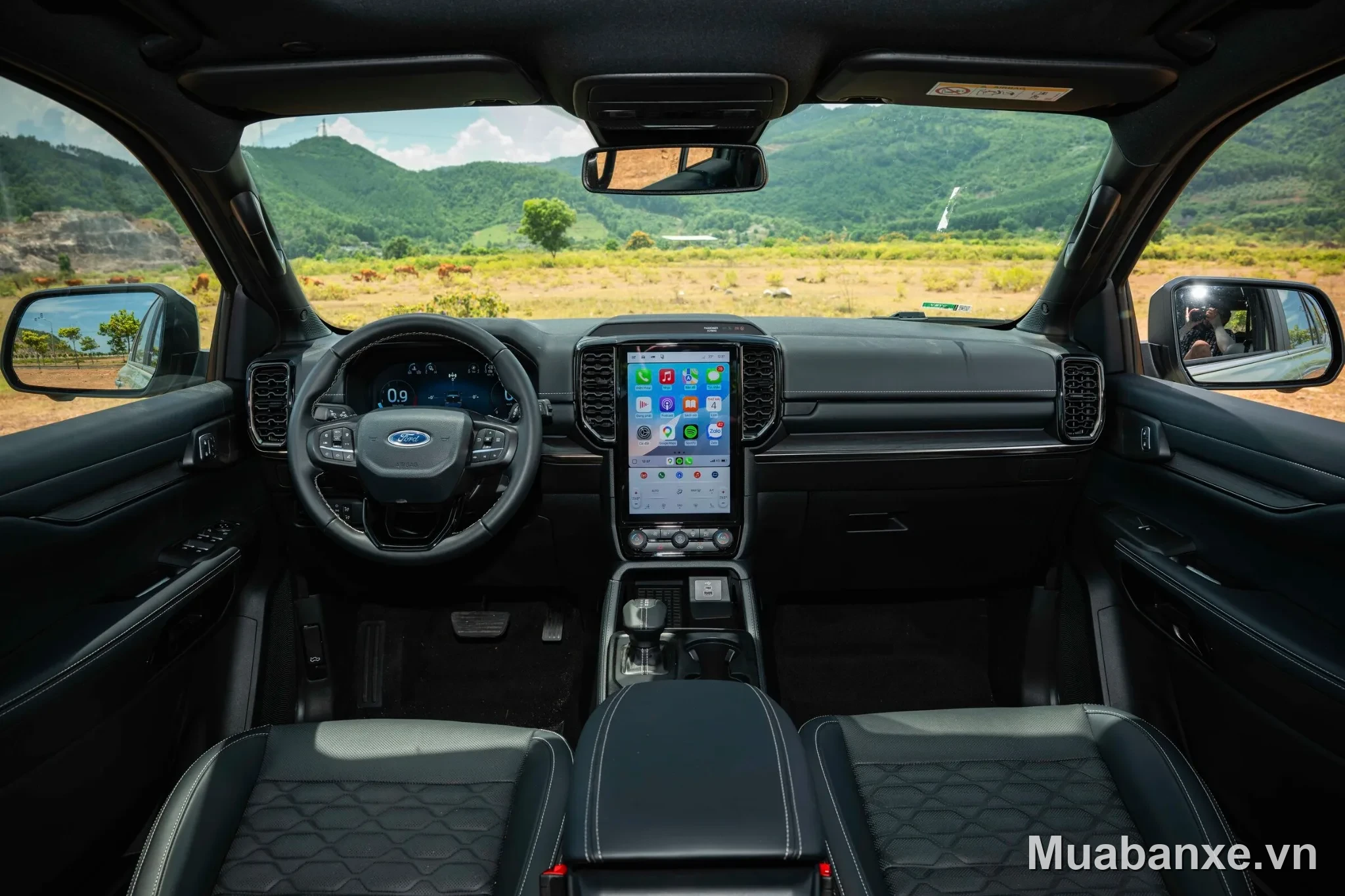 Ford Everest vô lăng (góc khác) Ford Everest vô lăng và màn hình giải trí trong xe