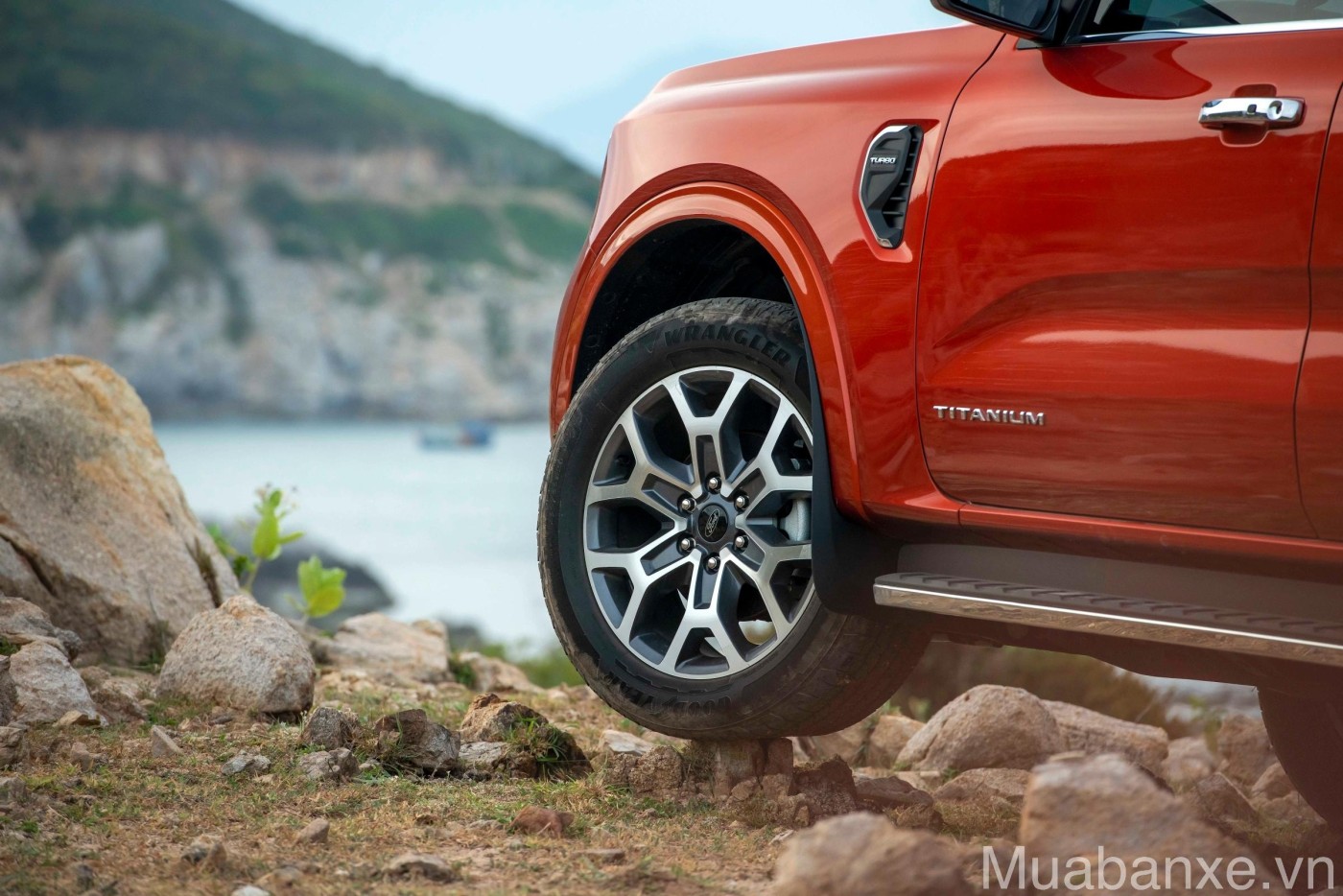 mam va lop xe ford everest tinbanxe vn