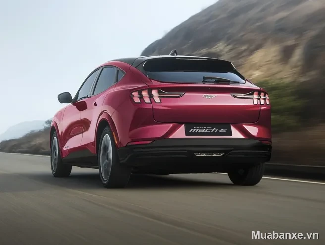 Ford Mustang Mach-E màu đỏ 3/4 sau Ford Mustang Mach-E màu đỏ nhìn từ phía sau