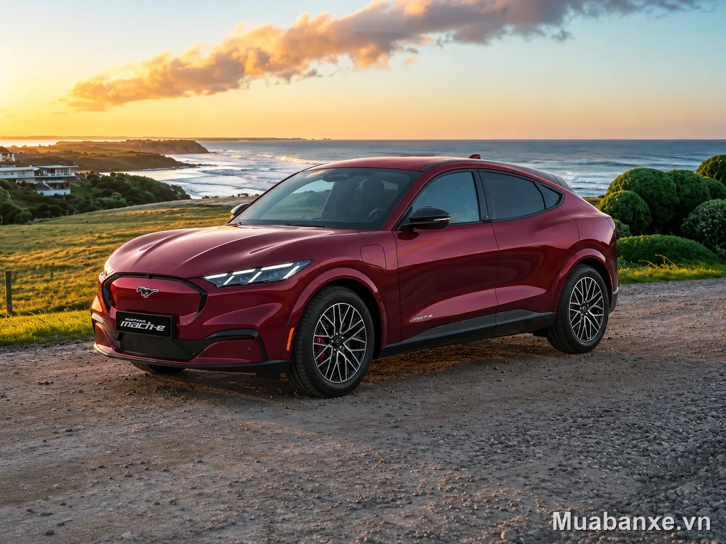 Ford Mustang Mach-E màu đỏ 3/4 trước Ford Mustang Mach-E màu đỏ góc 3/4 trước tại bãi biển