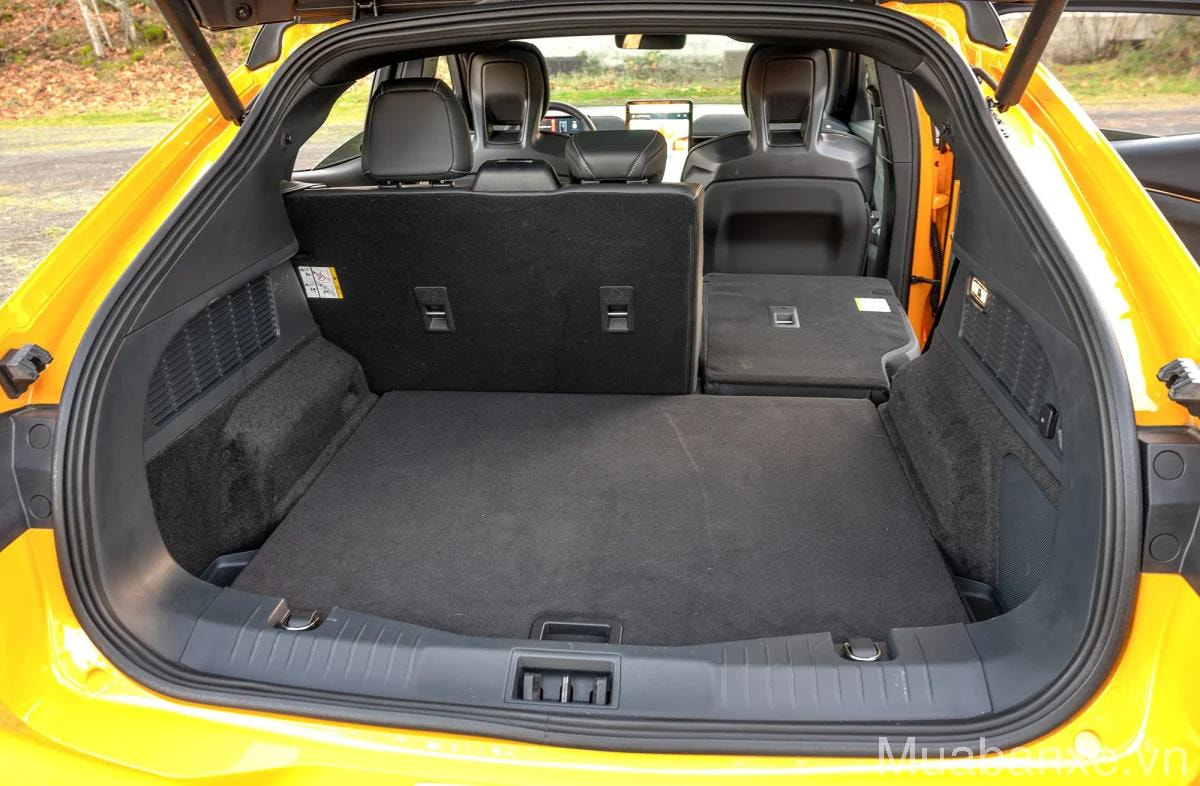 khoang hanh li tren xe ford mustang tinbanxe vn